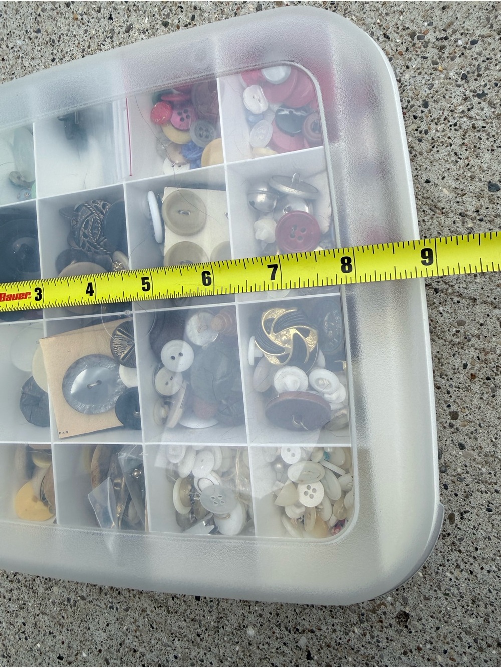 Collection of vintage buttons in divided organizer - Picture 6 of 6